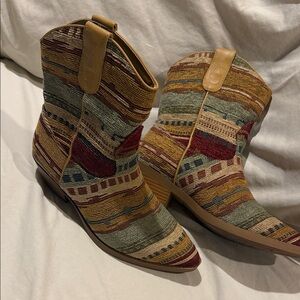 Wonderly Multicolor Ankle Boots